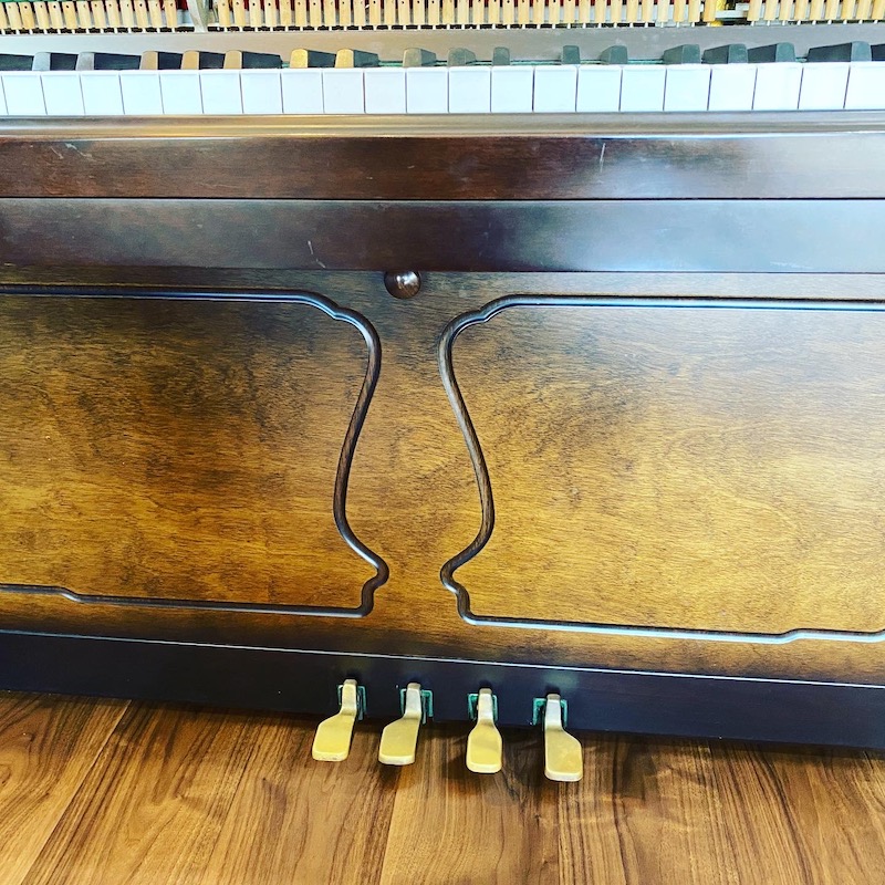 4本ペダルのアップライトピアノ – atelier piano